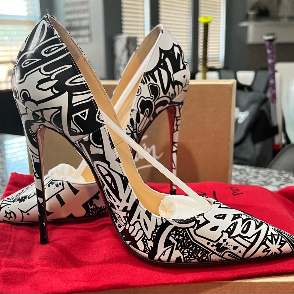 Christian Louboutin (used 1)
Black Graffiti So Kate 120 White Wallgraf Stiletto